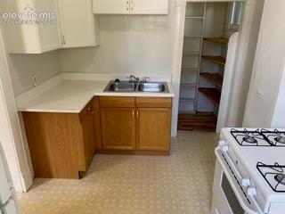 Image 46 of 50: Kitchen