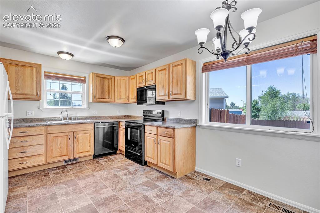 Image 11 of 35: Kitchen