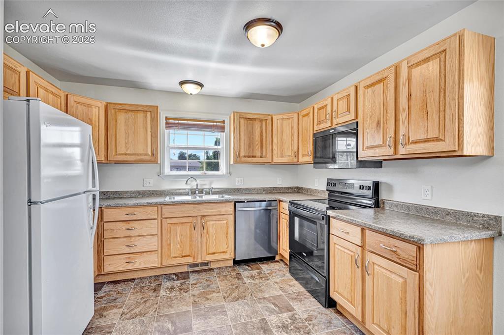 Image 12 of 35: Kitchen