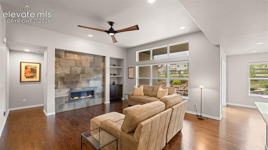 Image 16 of 44: Living Room