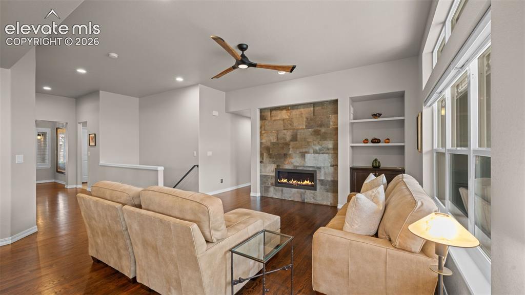 Image 17 of 44: Living Room