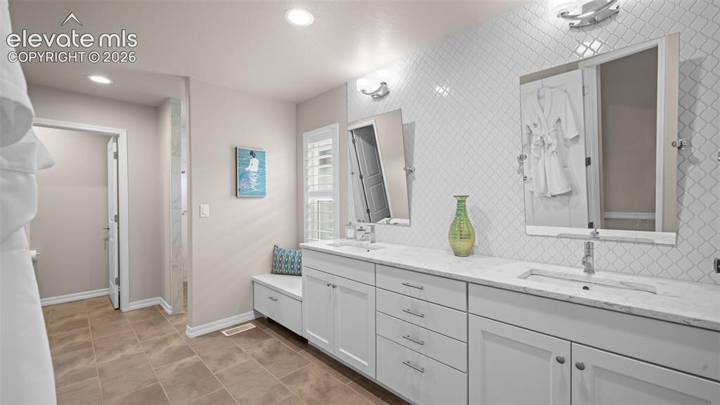 Image 20 of 44: Bathroom