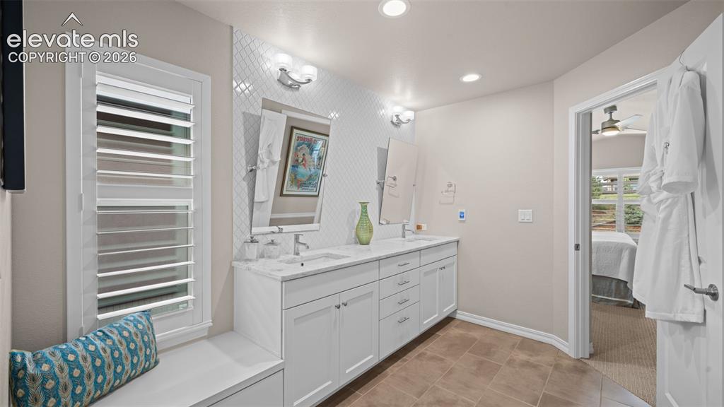 Image 21 of 44: Bathroom