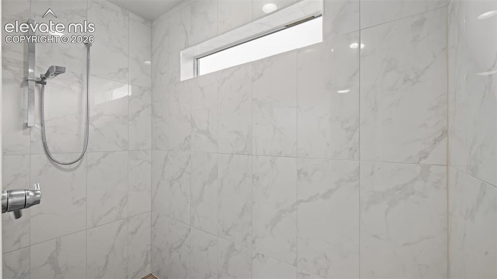 Image 22 of 44: Bathroom