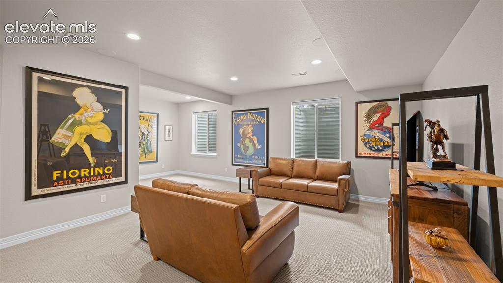 Image 32 of 44: Family Room