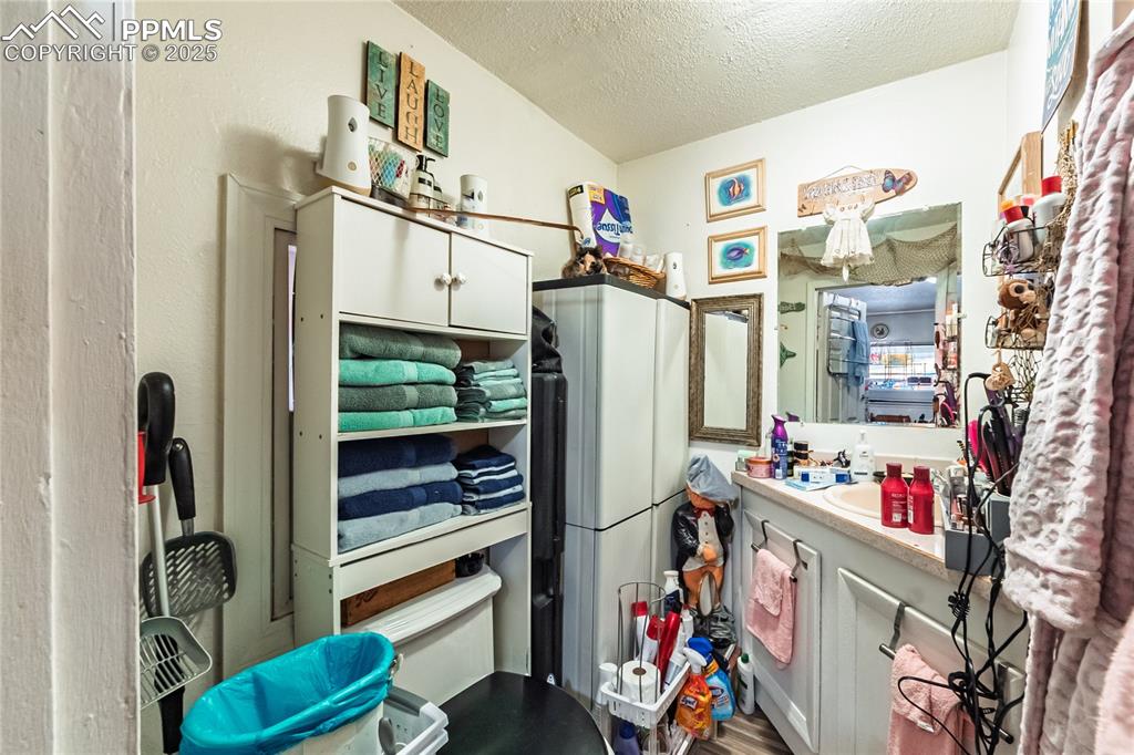 Image 17 of 22: Back Unit, Bathroom