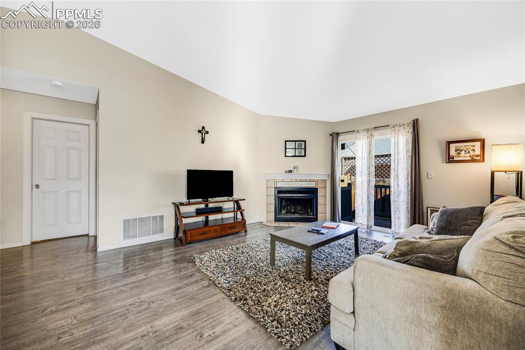 Image 10 of 11: Living Room