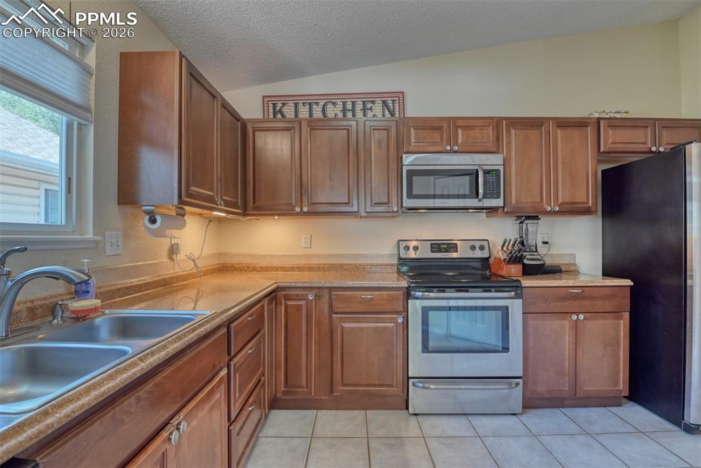 Image 3 of 11: Kitchen