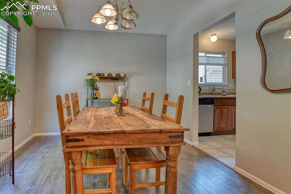 Image 5 of 11: Dining Area