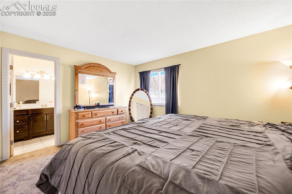 Image 6 of 11: Bedroom