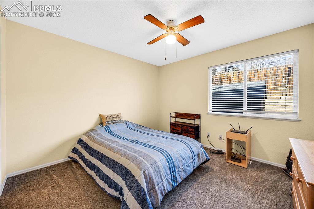 Image 8 of 11: Bedroom