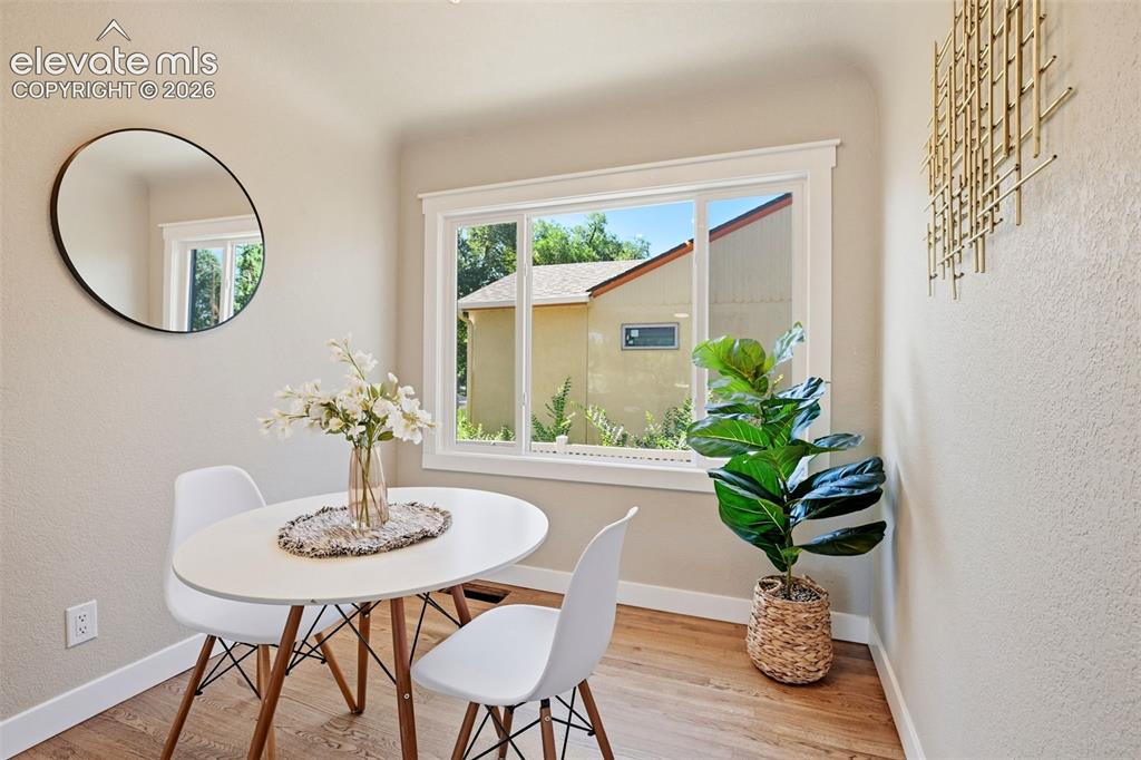 Image 11 of 50: Dining Area