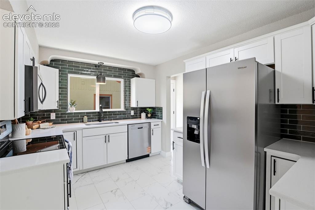 Image 14 of 50: Kitchen