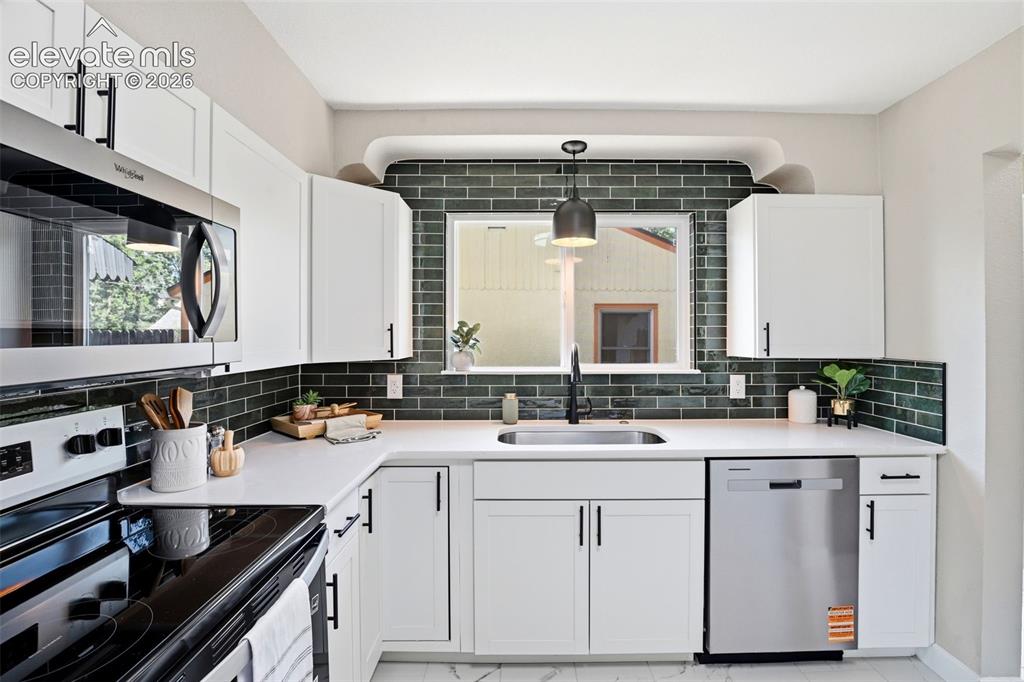 Image 15 of 50: Kitchen