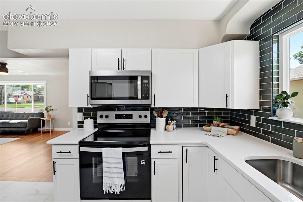 Image 16 of 50: Kitchen