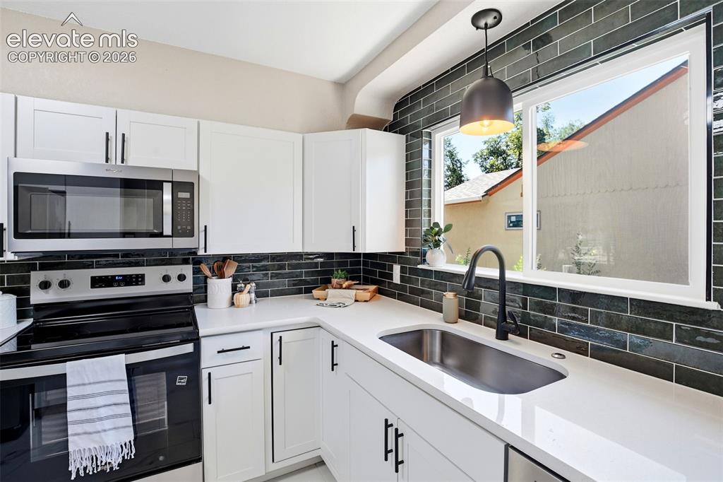 Image 18 of 50: Kitchen