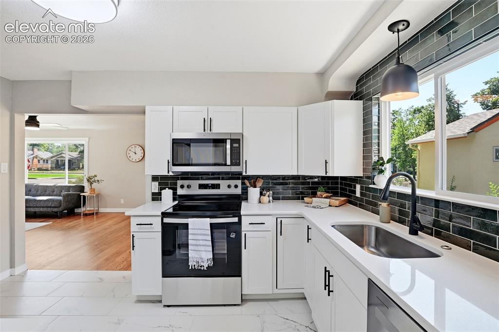 Image 19 of 50: Kitchen