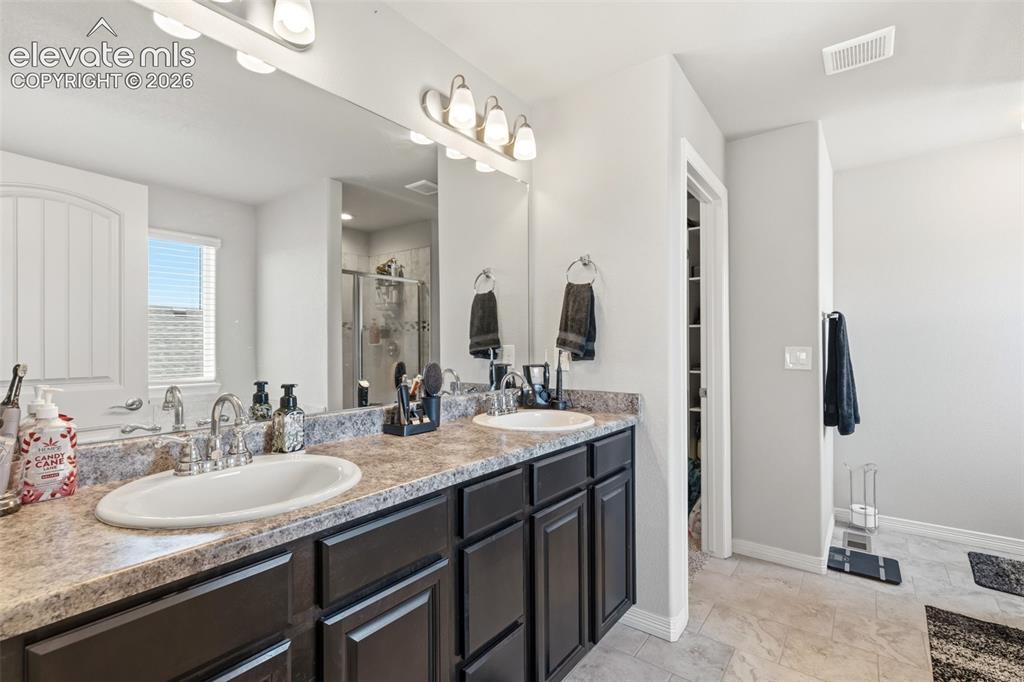 Image 16 of 37: Bathroom