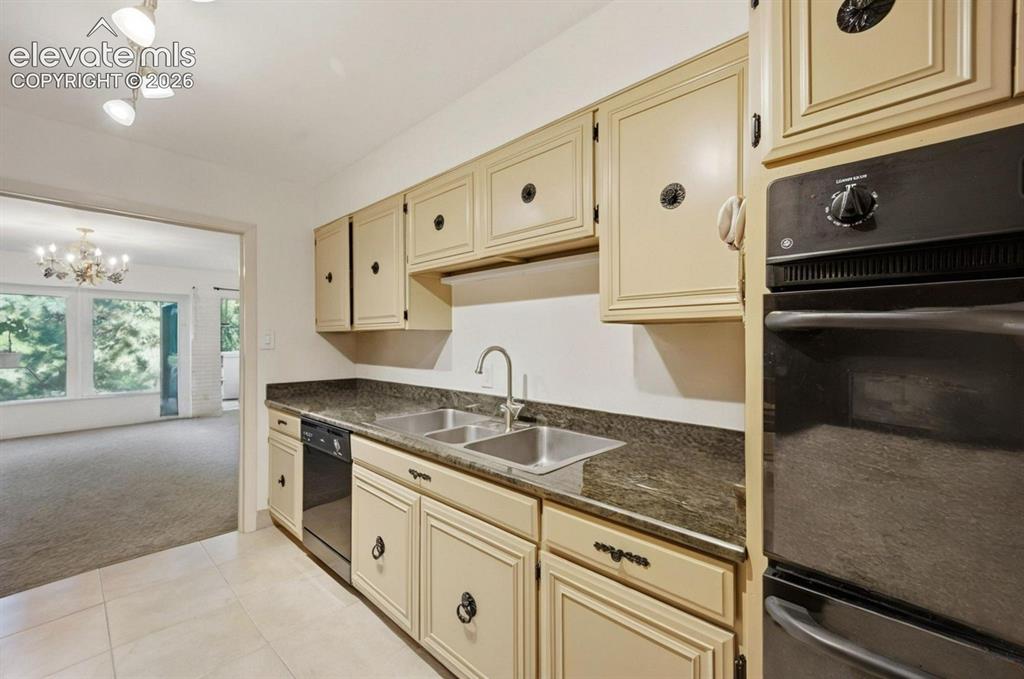 Image 14 of 35: Kitchen