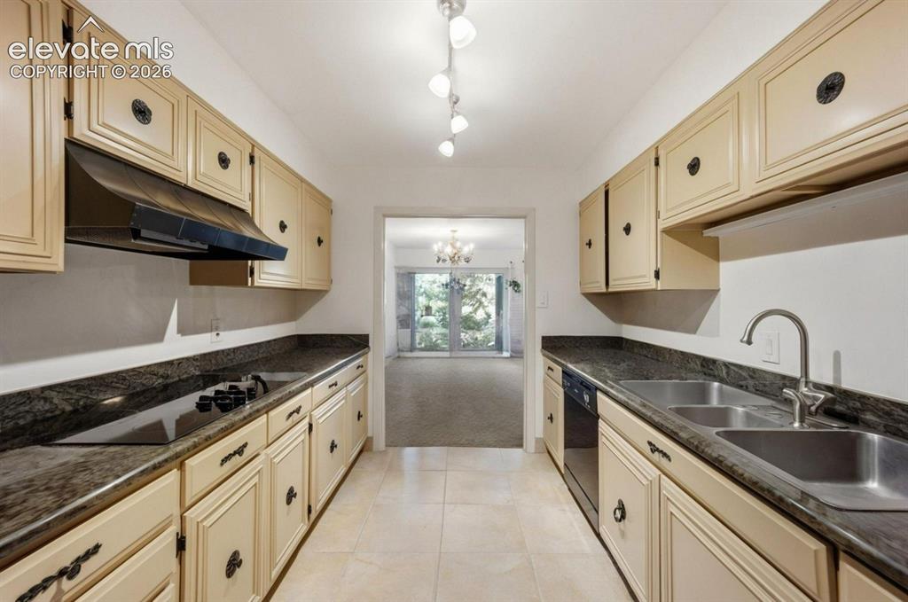 Image 15 of 35: Kitchen