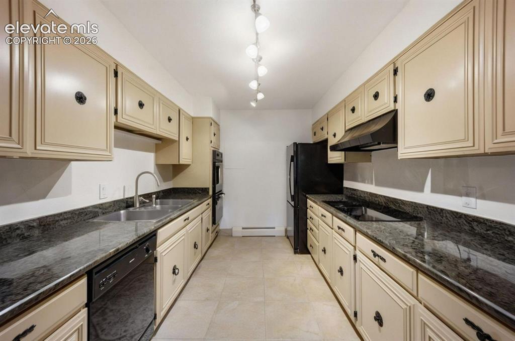 Image 17 of 35: Kitchen