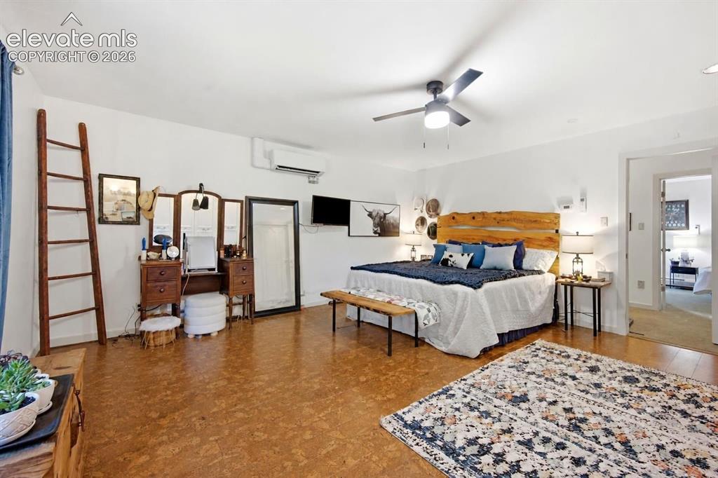 Image 18 of 35: Bedroom