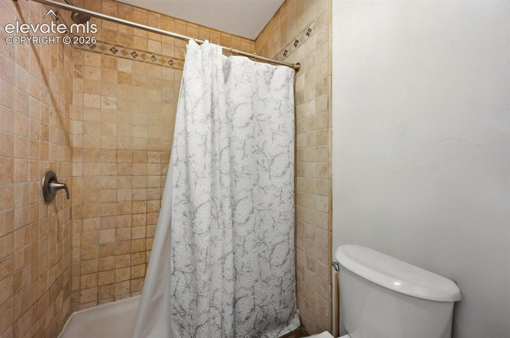 Image 23 of 35: Bathroom