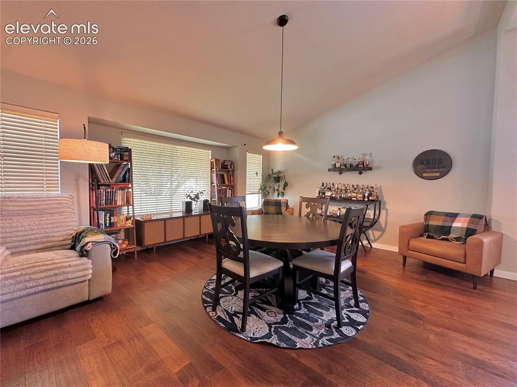 Image 10 of 30: Dining Area