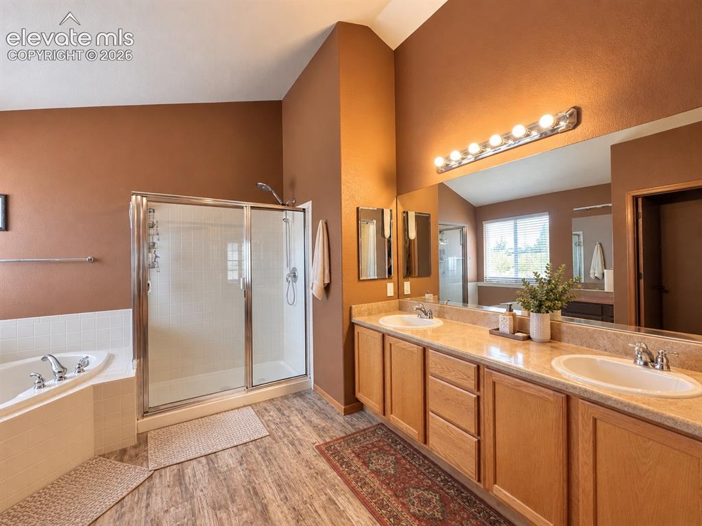 Image 18 of 30: Bathroom
