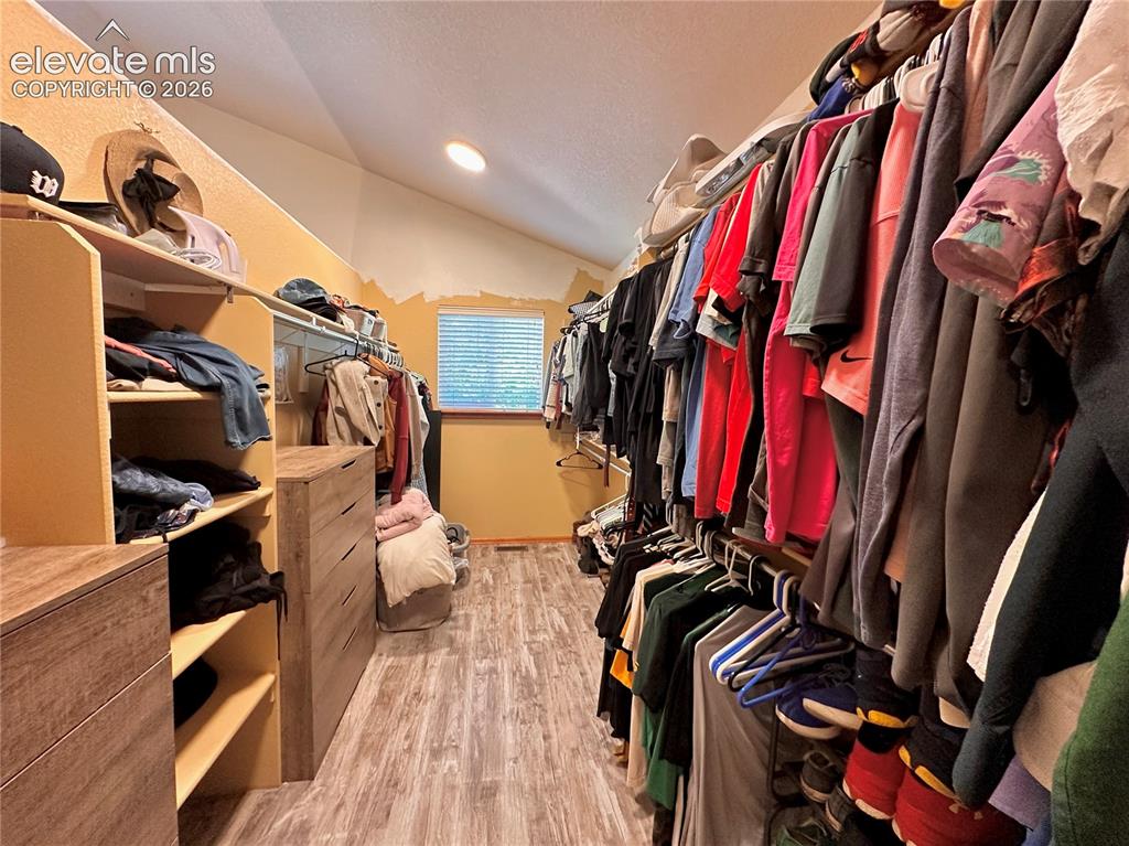 Image 19 of 30: Closet