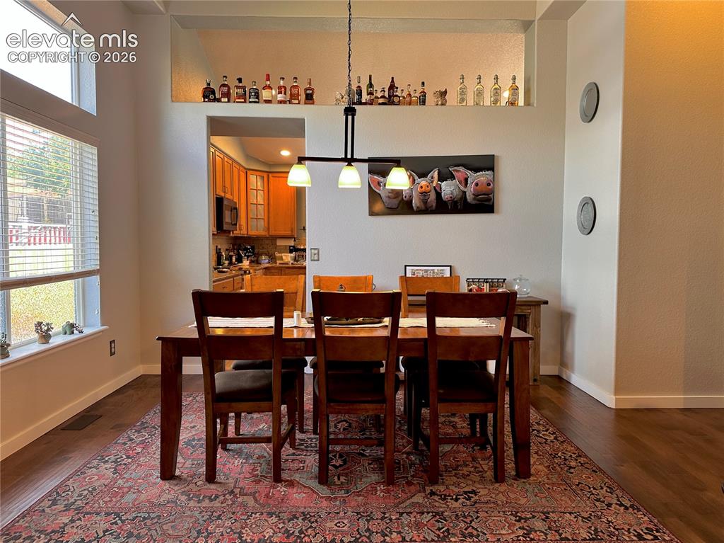 Image 5 of 30: Dining Area