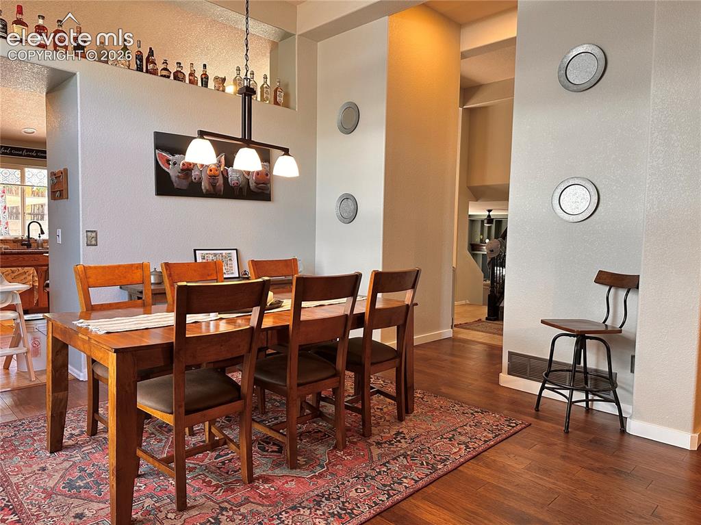 Image 6 of 30: Dining Area