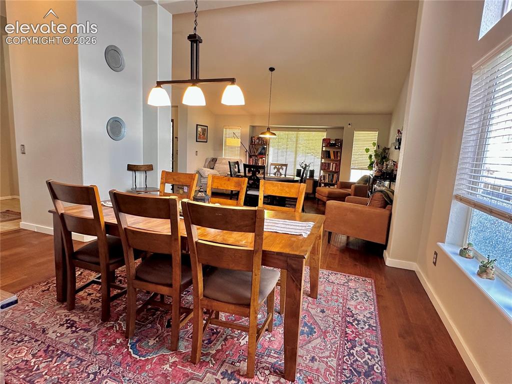 Image 7 of 30: Dining Area