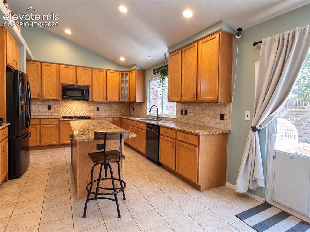 Image 8 of 30: Kitchen