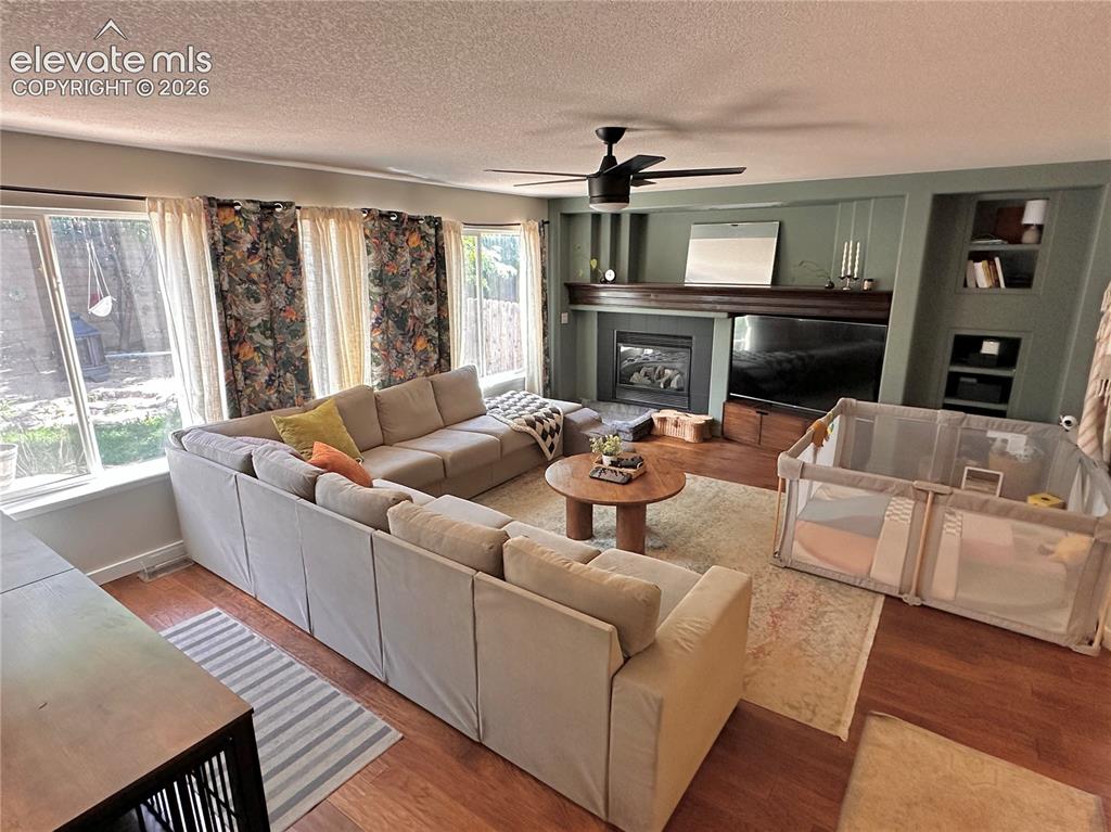 Image 9 of 30: Living Room