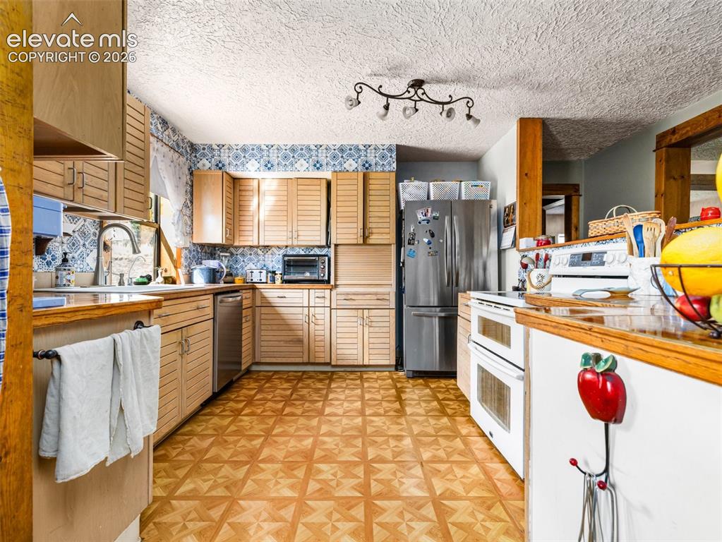 Image 12 of 46: Kitchen