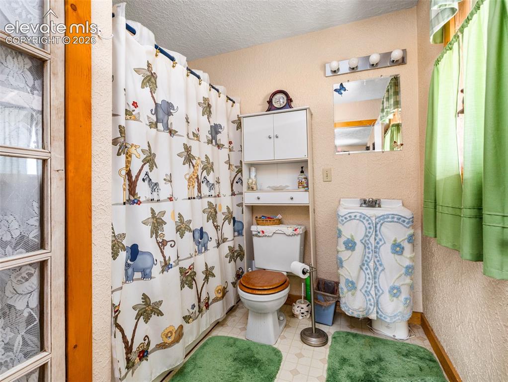 Image 21 of 46: Bathroom