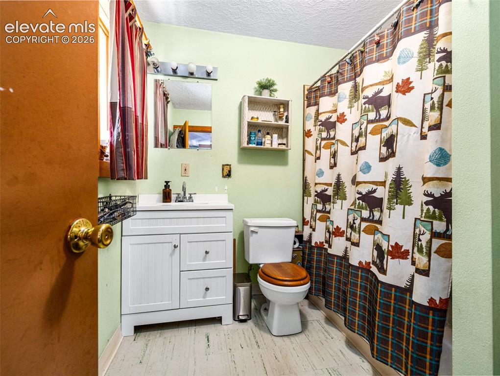 Image 23 of 46: Bathroom