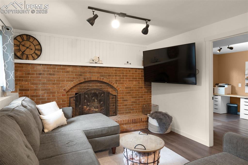 Image 12 of 27: Living Room