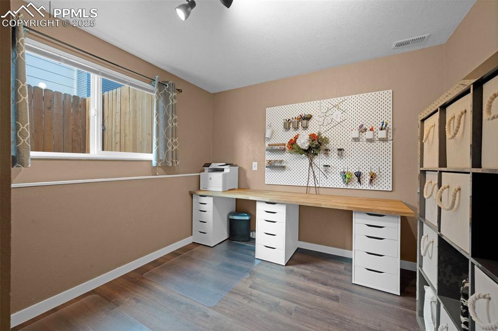 Image 15 of 27: Bedroom