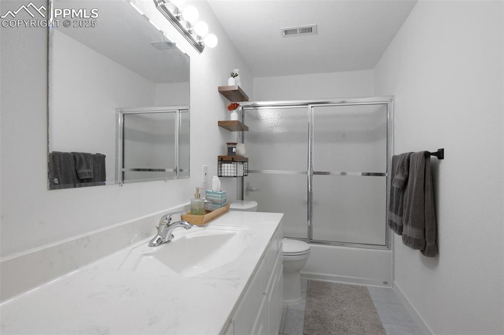 Image 16 of 27: Bathroom