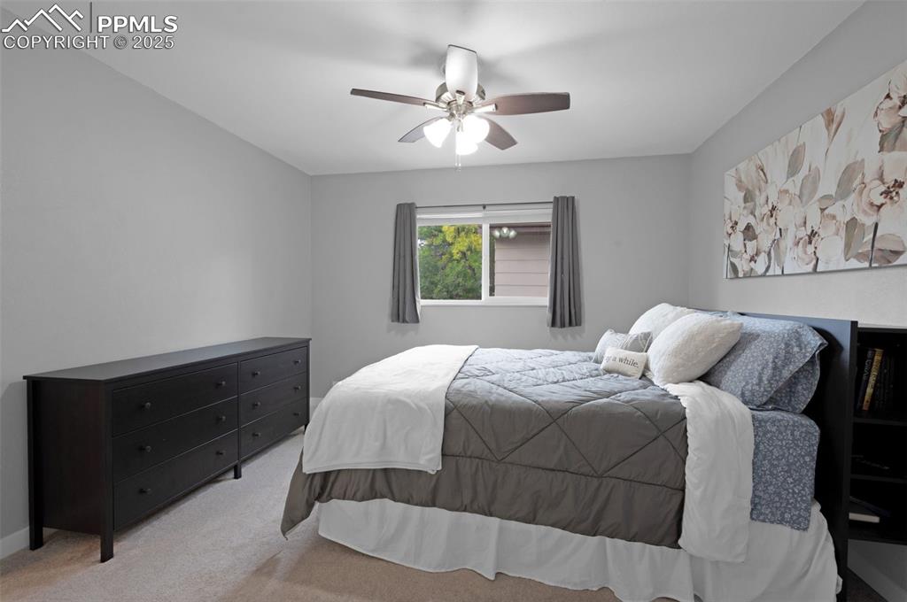 Image 18 of 27: Bedroom