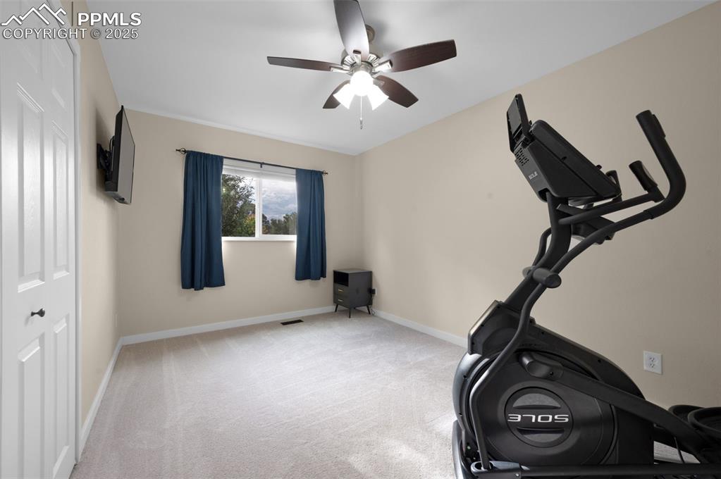 Image 21 of 27: Bedroom