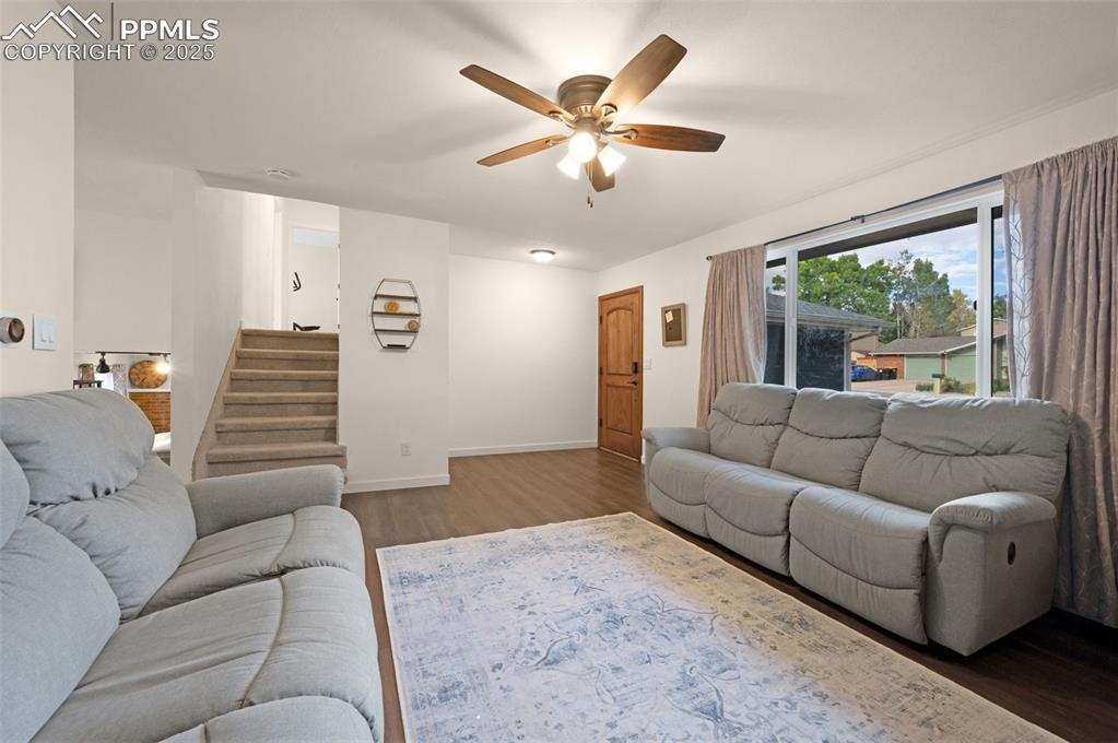 Image 5 of 27: Living Room