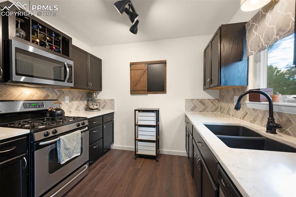 Image 8 of 27: Kitchen