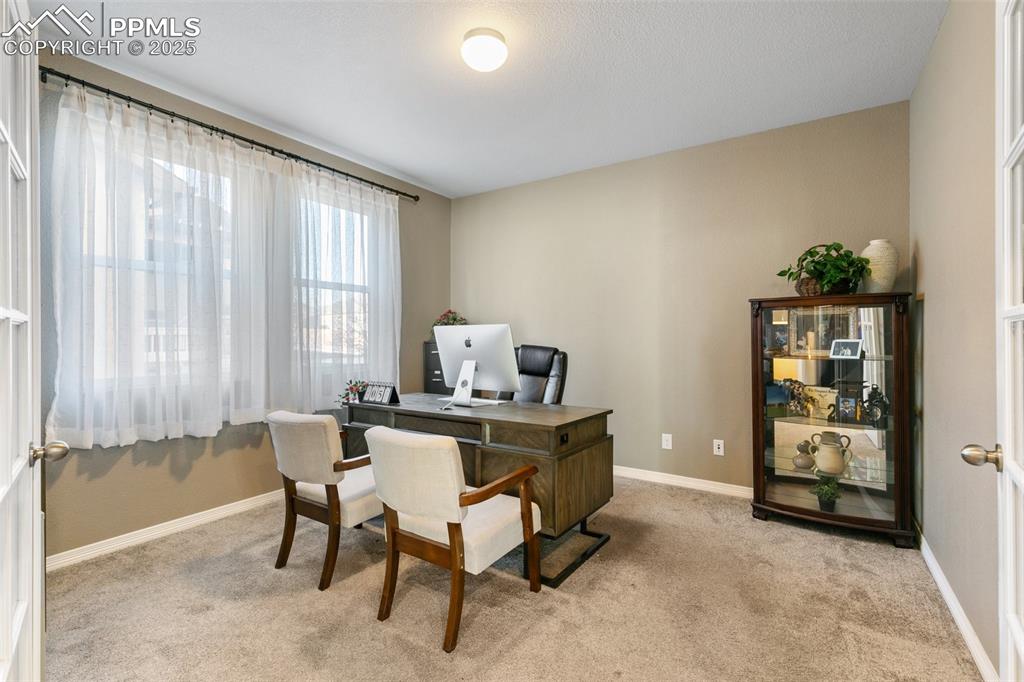 Image 23 of 50: Office