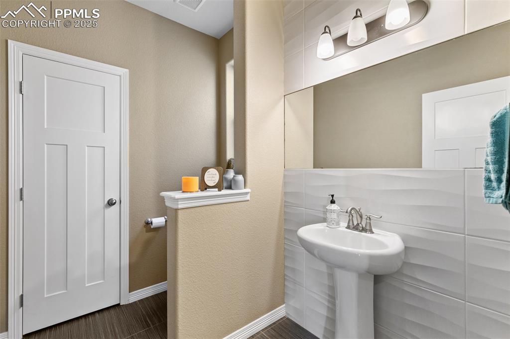 Image 24 of 50: Bathroom