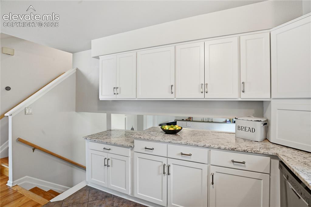 Image 10 of 32: Kitchen
