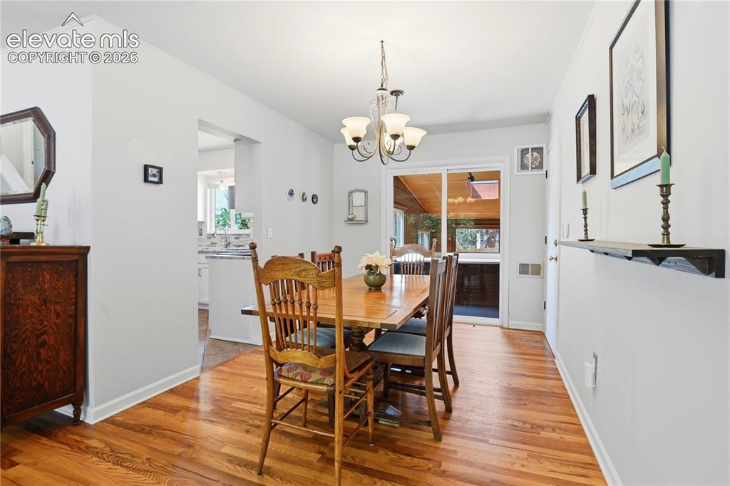 Image 12 of 32: Dining Area