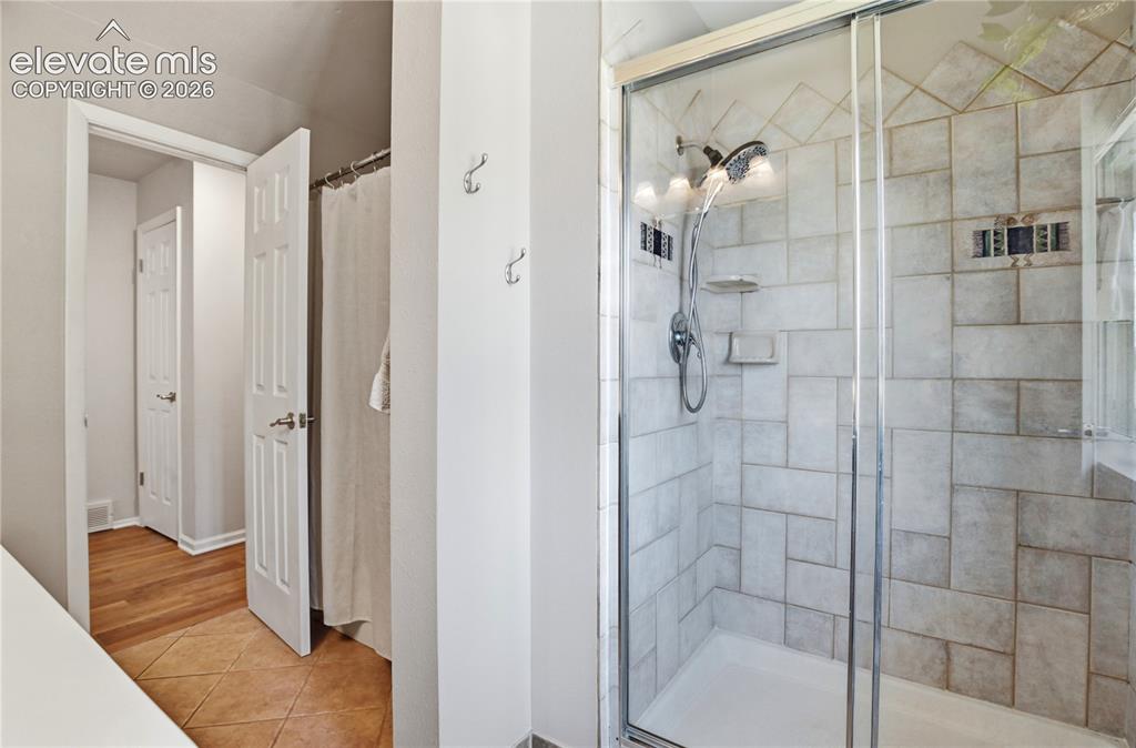 Image 16 of 32: Bathroom